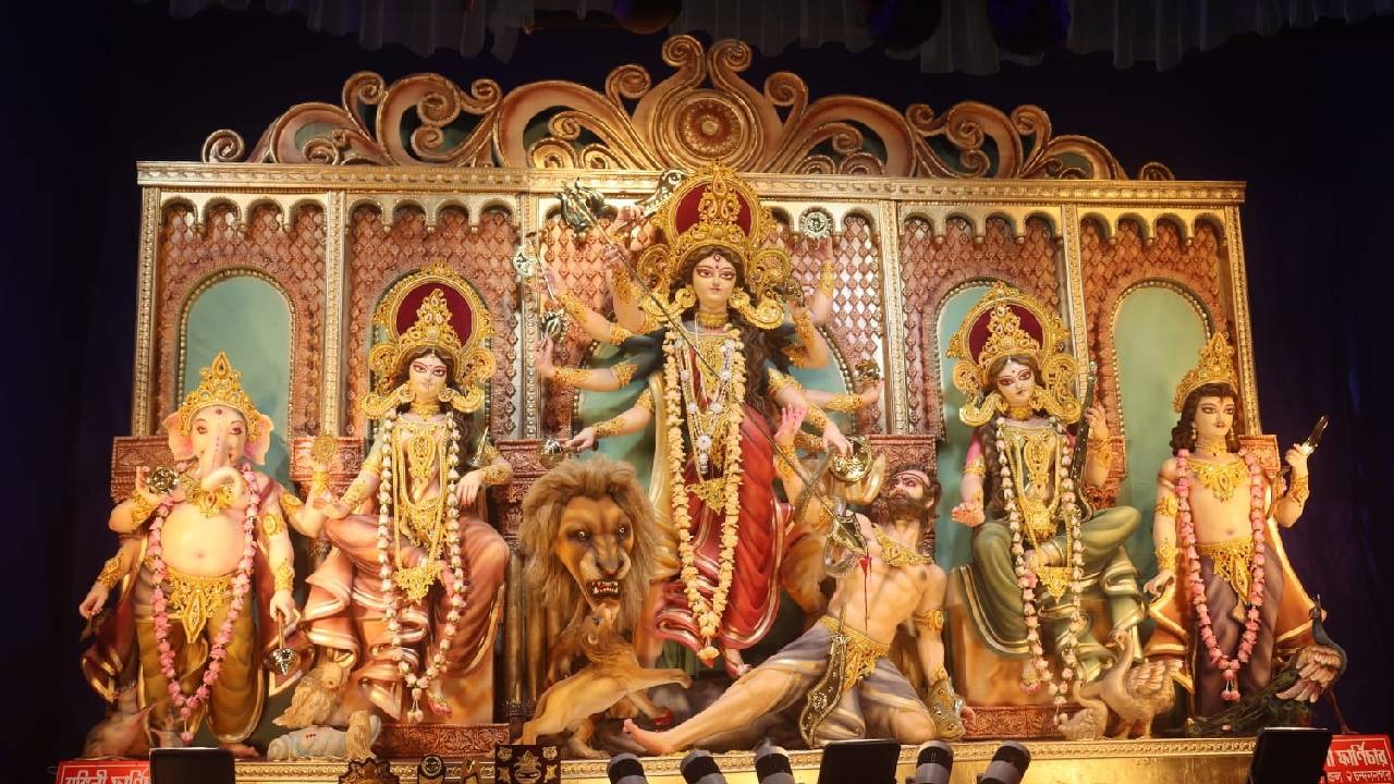 থিমের মাধ্যমে সুন্দরবনের জীবনগাঁথা, প্ল্যাটিনাম জুবিলিতে নজর কাড়ল চকবাজার সর্বজনীন
