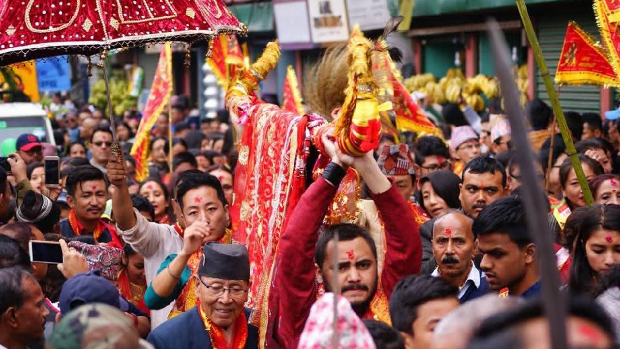ঐতিহ্যের টানে ফুলপাতি উৎসব