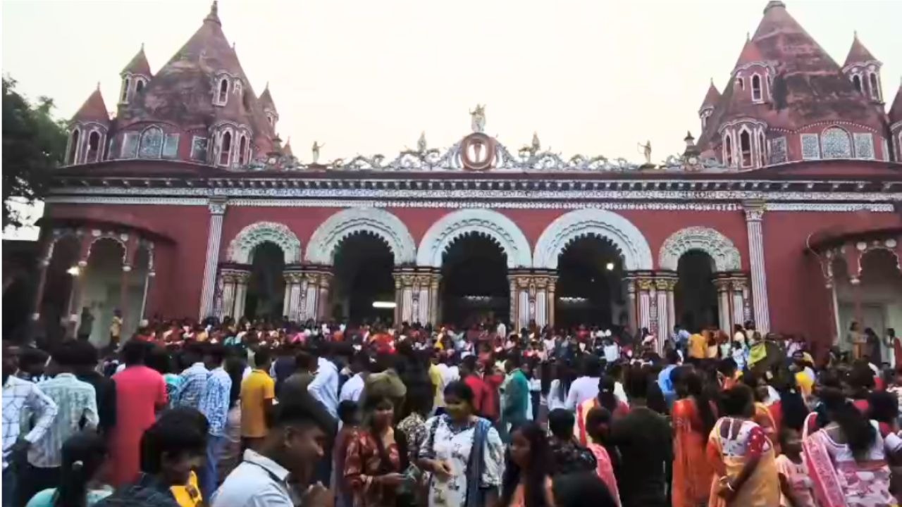 অক্ষুণ্ণ ৩৭৫ বছরের প্রাচীন ঐতিহ্য, চাঁচল রাজবাড়ির দুর্গাপুজোয় মহাসপ্তমীতে রাজকীয় আড়ম্বর ও সাম্প্রদায়িক সম্প্রীতির অনন্য ছবি