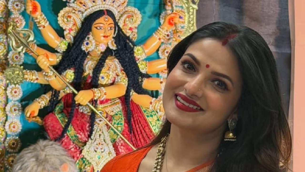বিয়ের পর প্রথম বিদেশে পুজো কেমন কাটছে তনুশ্রীর?