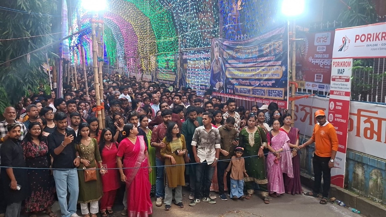 সমাজের বৈষম্য, মানুষের যন্ত্রণা তুলে ধরেছে কুমোরটুলি পার্কের পুজো