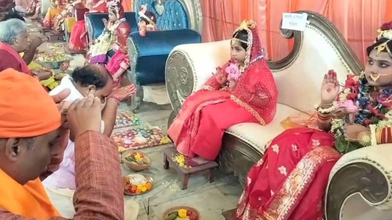 বর্ধমানের সর্বমঙ্গলা বাড়িতে ঐতিহ্যবাহী নবকুমারী পূজা