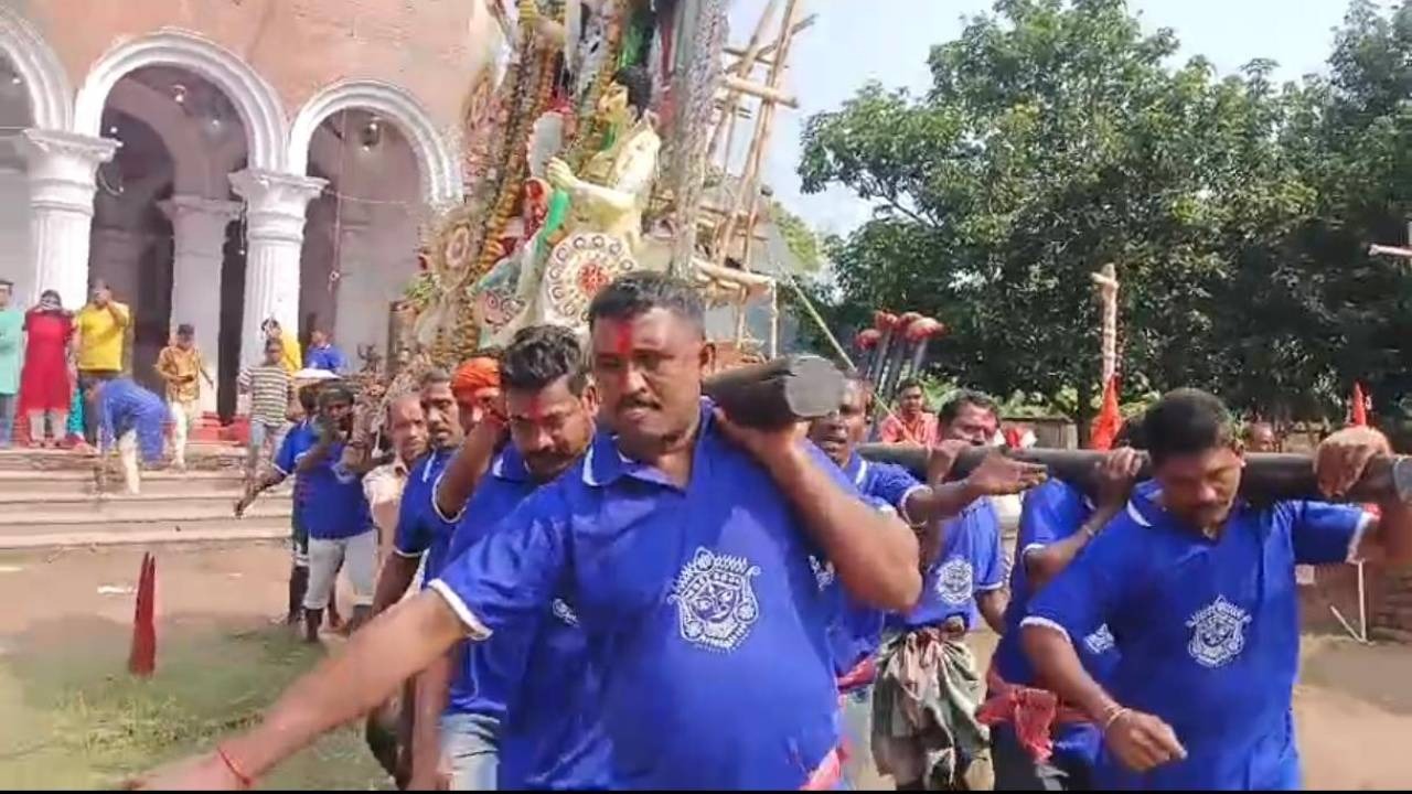 পান্তা ভাত-কচুশাক খেয়ে ২৪ বেয়ারার কাঁধে কৈলাসে পাড়ি উমার! টাকি রাজবাড়ির বিসর্জনে বিষাদের সুর