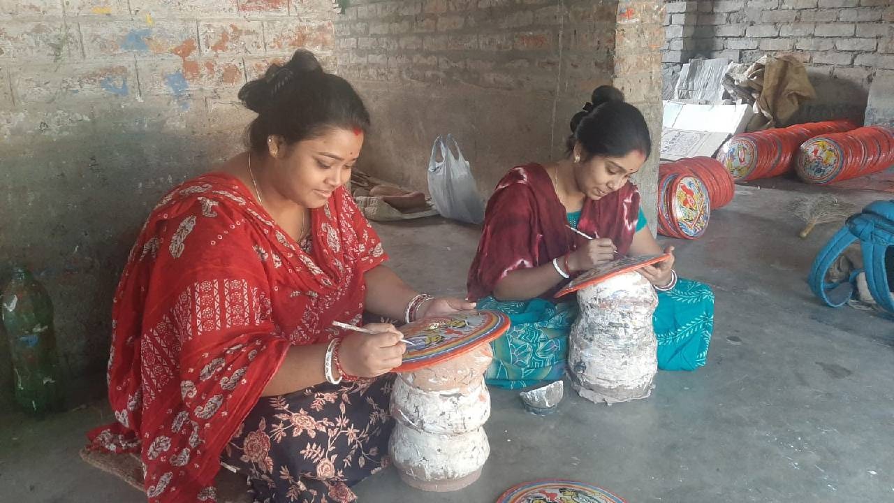 লক্ষ্মী সরা এঁকেই সংসার চলে তাহেরপুরের পালপাড়ার শিল্পীদের