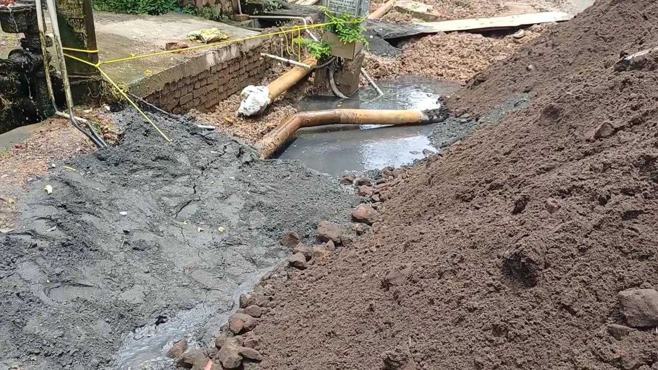 কেএমডিএ-র পাইপলাইন বসানোয় চুঁচুড়ার রাস্তায় ভয়াবহ ধস! ঠিকাদারকে ব্ল্যাকলিস্টের হুঁশিয়ারি বিধায়কের