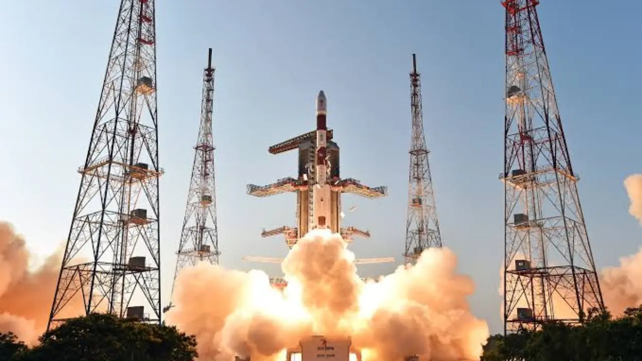 কৃত্রিম উপগ্রহ থেকে উৎক্ষেপণ যান, সবই বানাবে বেসরকারি সংস্থা! মোদীর নীতিতে এ বার ‘কপাল পুড়বে’ ইসরোর?